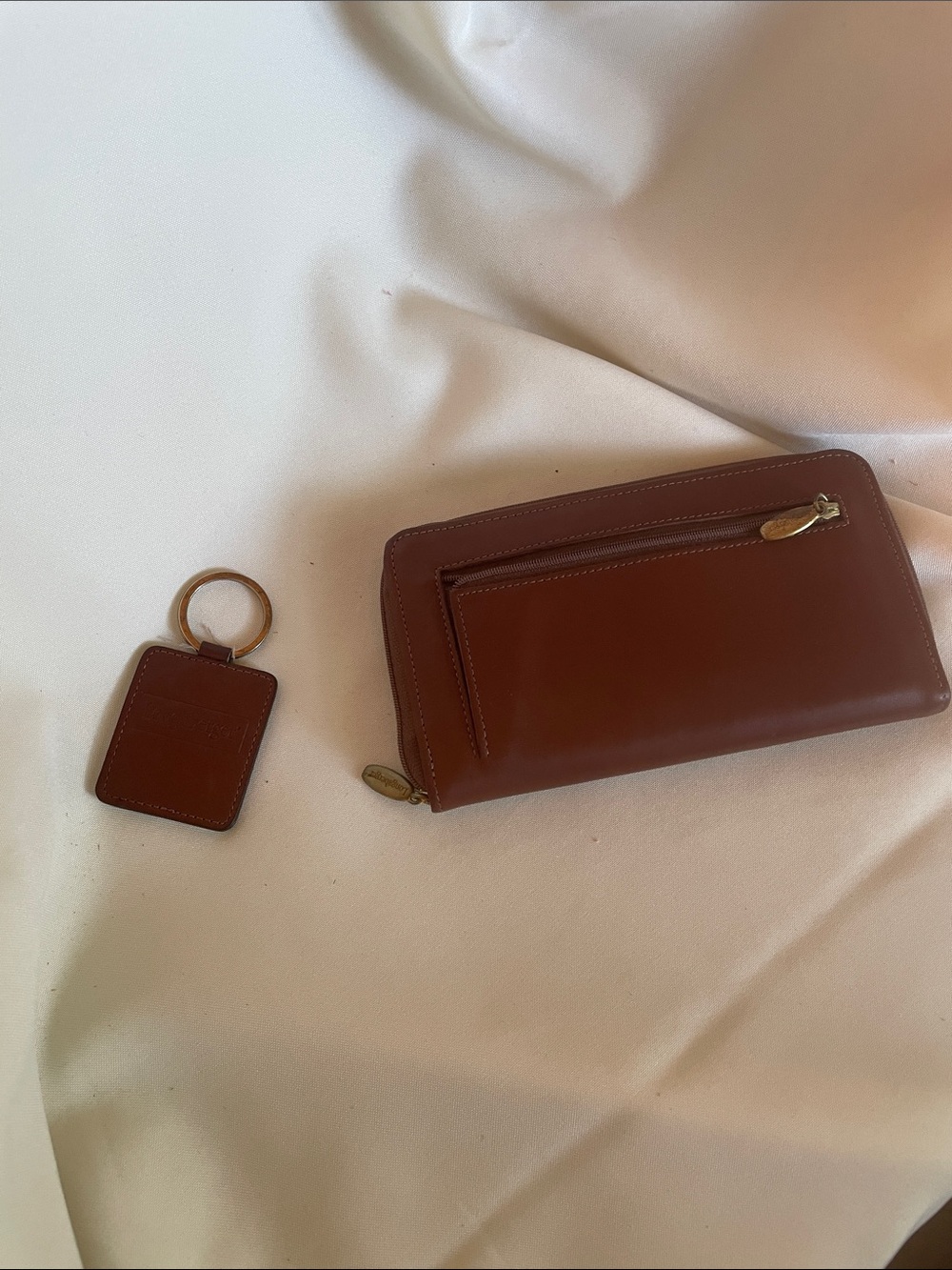 GUC  Longaberger leather wallet with a Longaberger Key Chain